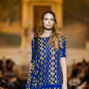 Robe bleue et dorée Kente Couronne