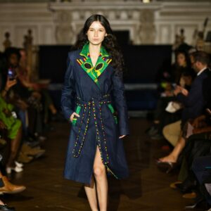 Manteau tailleur en jean bleu brut et kente vert - Liane