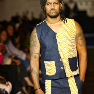 Gilet en jean bleu brut et kente jaune et blanc - La manche courte